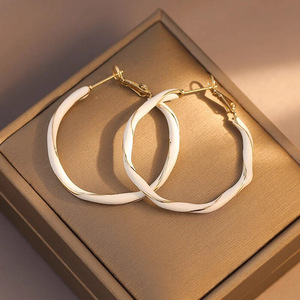 Orecchini a Cerchio Smaltati con Ghirlanda Natalizia per Donne, Gioielli alla Moda per le Festività - Product Image 5