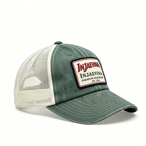 Casquette de baseball trucker personnalisée à 6 panneaux, effet vieilli, en sergé de coton lavé, avec dos en maille, patch tissé, visière courbée et fermeture snapback en plastique - Product Image 2