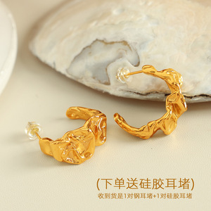 Pendientes de aro con diseño geométrico dorado para mujer, uso diario - Product Image 3