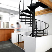 Escalier intégré rotatif en acier et bois avec garde-corps unilatéral, sur mesure, pour intérieur et extérieur, adapté aux loft, duplex, villa, avec un design épuré et élégant