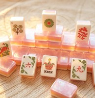 Set Mahjong Akrilik Mutiara Merah Muda Berkilau Tinggi Desain Asli 2026, Ubin Permainan Mahjong Amerika dengan Pola Bunga Terukir Tangan