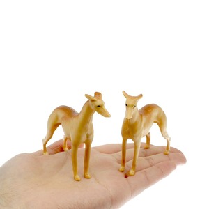 Figuras de Perros de Plástico al por Mayor, Mini Juguete de Simulación de <span class=keywords><strong>Galgo</strong></span>, Juguete de Animal Pequeño para Niños, para Contenedores de Premios, Tiendas Minoristas y Dólar Stores - Product Image 1