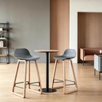 Tabouret de bar moderne en PP texturé avec structure en bois de hêtre courbé, repose-pieds en métal, personnalisable, pour usage commercial, bar à domicile ou hôtel