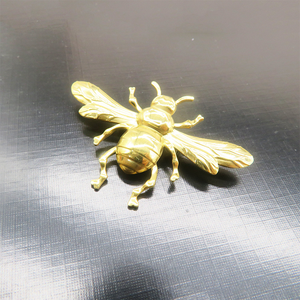 Venta al por mayor de ropa de mujer joyería moda oro insecto aleación abeja broche - Product Image 2