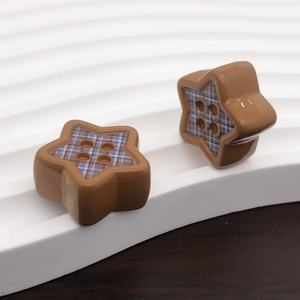 Nouvelles <span class=keywords><strong>perles</strong></span> acryliques à bouton étoile à motif écossais, peintes, à grand trou, <span class=keywords><strong>perles</strong></span> en vrac pour loisirs créatifs et accessoires de mode DIY - Product Image 5