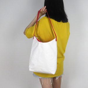 Sac fourre-tout messager en toile pour femme, blanc, avec logo personnalisé, motif tendance, fermeture à boucle, pour le quotidien et les voyages - Product Image 3