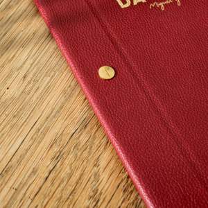 Carnets de menus en cuir rouge avec fixation par vis pour restaurants – Protège-menus et livrets - Product Image 5