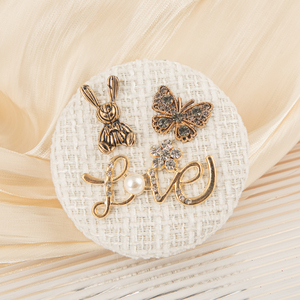 กระจกขนาดกะทัดรัดพับได้ทำจากผ้าที่น่ารักกระจกแต่งหน้าแบบพกพาสองด้านสำหรับเด็กผู้หญิงกระจกพวงกุญแจเดินทางผ้านุ่ม - Product Image 5