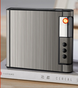 Logo personnalisé 20 unités de capacité étui à cigarettes <span class=keywords><strong>automatique</strong></span> en métal vierge avec briquet USB - Product Image 3