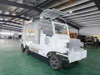 Voiture funéraire avec profil aérodynamique optimisé et décorations personnalisées pour la procession commémorative