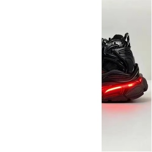 Chaussures de marche de luxe pour hommes, grande taille, avec plateforme, couleur noire rétro tendance. Chaussures de sport LED Track3.0 pour le tennis. - Product Image 1