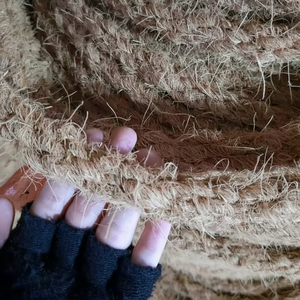 Corde de noix de coco de qualité d'exportation de corde de noix de coco du Vietnam pour la sécurisation de la cargaison tissage artisanal et emballage cadeau au détail - Product Image 1