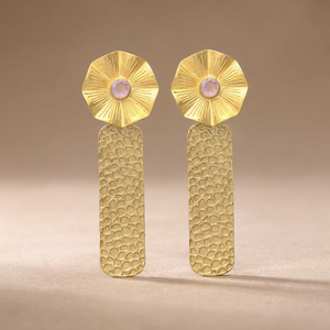 Juego de Pendientes de Compromiso y Boda con Diseño Único en Forma de Arquitectura Étnica, Chapados en Oro, con Gemas Hidroponíacas Rosas - Product Image 2