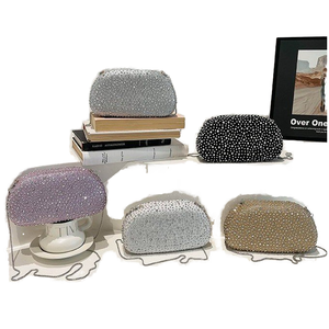 Bolso de Noche Estilo Europeo Americano de PU y Metal para Damas con Cadena Decorativa y Cierre de Bloqueo Bolso de Hombro Portátil y Resistente - Product Image 1