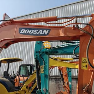 Excavadora DOOSAN DX55-9c de 5.5T, Eficiente y Confiable, Perfecta para Trabajos Residenciales y Agrícolas - Product Image 3