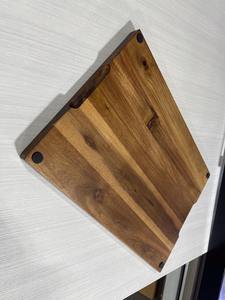 Planche à découper en bois naturel avec surface lisse et forme épaisse, parfaite pour couper les légumes, les fruits et la viande - Product Image 2