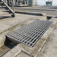 Grille en acier galvanisé robuste à haute capacité de charge pour couvertures de drainage de passerelles d'usine et sols soudés