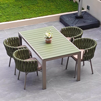 Ensemble de table et de chaises d'extérieur en gros, résistant à l'eau et aux UV, mobilier de patio pour restaurants, hôtels et espaces extérieurs d'appartements