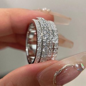Anello a fascia intera dal design classico per donna - Product Image 1