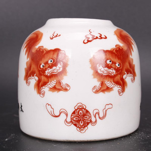 Laveur de pinceaux rouge émaillé de la période <span class=keywords><strong>Guangxu</strong></span> de la dynastie Qing, motif Grand Lion Junior Gardien, imitation porcelaine antique de style chinois - Product Image 1