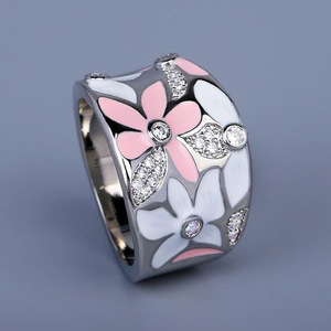 Anello da Indice con Micro Pavé Floreale in Zirconi, Fascia Larga, Stile Fresco, Impilabile, Gioiello da Donna per Uso Quotidiano, Idea Regalo - Product Image 1