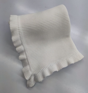 Coperta Swaddle in Cotone Organico 100% OEKO Tex con Volant, Coperta per Neonati Lavorata a Maglia con Bordo a Pizzo, Copriletto per Tutte le Stagioni - Product Image 1