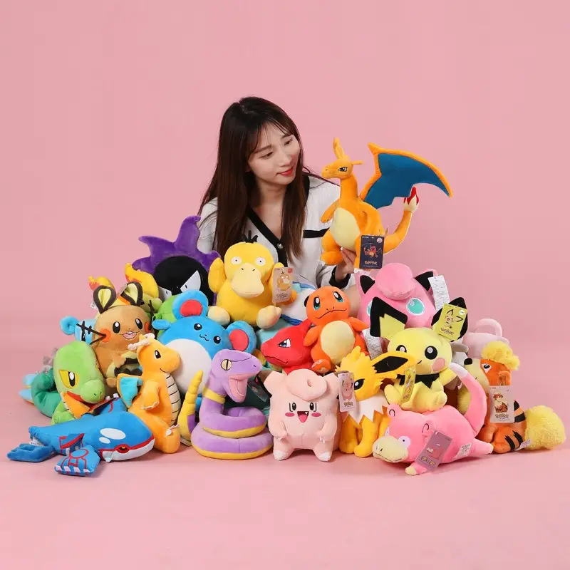 2024 vendita calda giocattoli per bambini Poke peluche Pikachu animali di pezza pezza cartone animato bambole Pocket mostro per natale regalo per bambini
