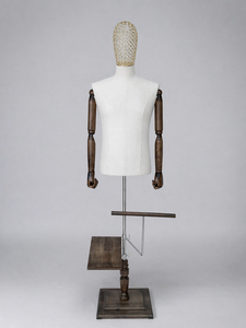 Manichino Torso Maschile di Lusso Rivestito in Tessuto con Testa in Rete Dorata, Braccia in Legno Articolate, Porta Pantaloni Integrato e Mensola per Scarpe - Product Image 3