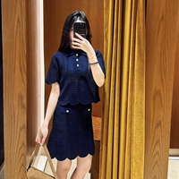 KD2447 Nouvelle Collection Été – Ensemble Chic Vert Vif de Luxe : Haut Polo Boutonné à Manches Courtes en Maille Ondulée et Mini-Jupe Élégante