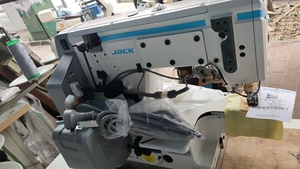 Machine à coudre industrielle JACK <span class=keywords><strong>K7</strong></span> ultra-rapide à interlock, entraînée par un moteur pas à pas, sans plis, trois aiguilles, cinq fils - Product Image 5
