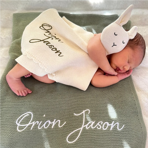 Kaiyue Individuelles Geschenkset aus 100 % Gestreifter Strickbaumwolle – Personalisiertes Babyparty-Geschenkset, 2-teilig mit Decke und Spielzeug für Neugeborene, Mädchen und Jungen - Product Image 4