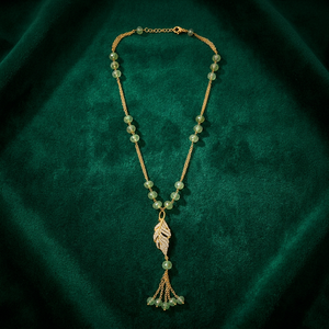 Collar de Latón Italiano Bañado en Rodio Personalizado con Colgante de Hoja y Pluma de Circonita, Cadena de Cuentas de Fluorita Verde, Lariat con Borla y Dije Minimalista - Product Image 5