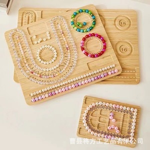 Bandeja de madera para abalorios con regla de medición para hacer pulseras, collares, manualidades, tablero de diseño de joyería, varios tamaños, madera natural - Product Image 1