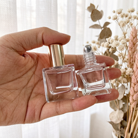 Vente en gros de flacons à bille carrés en verre transparent de luxe de 5 ml et 10 ml avec des couvercles dorés brillants et un applicateur à bille en acier pour parfums et huiles essentielles