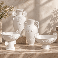 Collection de vases à fleurs en céramique et de plateaux décoratifs sur pied avec motifs floraux en relief pour la décoration intérieure