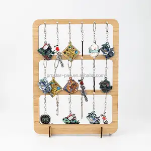 Porte-clés souvenir en bois forme personnalisée multicouche et fond argenté design