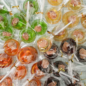 하드 롤리팝 자두 하트 과일맛 갈색 달콤하고 신맛 나는 사탕 간식 대량 해외 도매 - Product Image 3