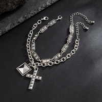 Lot de 2 bracelets punk vintage à rivets carrés et croix pour homme – Chaîne de main quotidienne pour poignet – Accessoires de bijoux – Cadeau