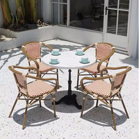 Chaises de bistrot modernes en rotin noir et blanc avec structure en aluminium, garantie 5 ans, tailles personnalisées pour hôtel et salon