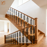 Cache-étier carré en fer forgé noir, simple et uni, avec maillons de chaîne dorés, pour balustre d'escalier en métal et rampe en bois