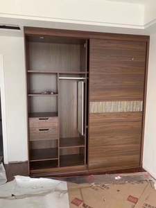 Armoire autoportante moderne et élégante, portes coulissantes durables, poignées en métal élégantes, contrôle de qualité élevé pour la chambre à coucher, l'hôtel, la salle de sport - Product Image 2
