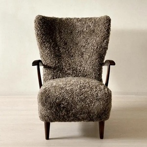 Fauteuil lounge capitonné en peau de mouton et fourrure de mouton, style Mid-Century, fabriqué sur mesure par une menuiserie danoise, avec dossier ailé, garantie 10 ans - Product Image 1