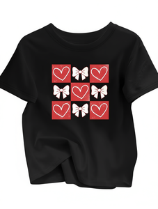 T-shirt da donna nera a maniche corte, girocollo, con stampa grafica a cuore e fiocco, casual, per tutti i giorni, lavabile in lavatrice, in jersey di cotone, vestibilità comoda - Product Image 1