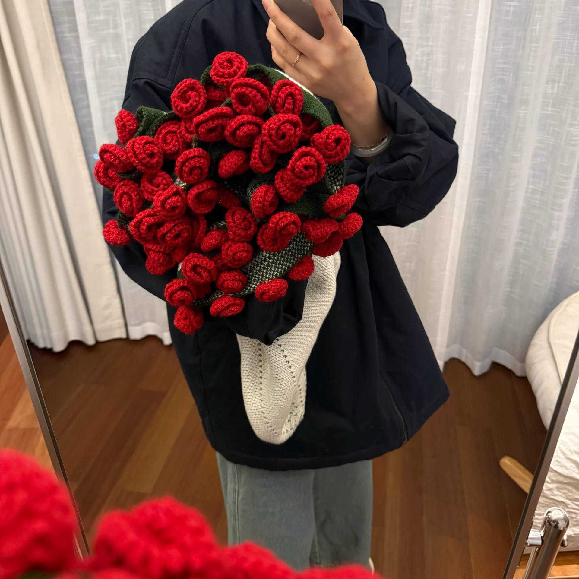 พรมสีแดงกุหลาบ เส้นผ่านศูนย์กลาง 1 เมตร และดอกกุหลาบ 60 ดอก