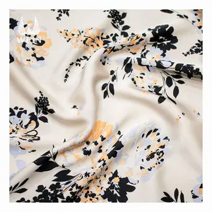 Gran oferta de tela de satén de seda nupcial elástica con diseño impreso digital de flores de fondo blanco elástico para prendas de vestir, gran oferta del 2017
