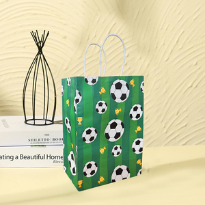 623174 مجموعة أكياس هدايا كرة القدم من 4 قطع، أكياس هدايا تذكارية بمقابض، تصميم كأس كرة القدم بخطوط خضراء للملاعب، مصنوعة من الورق - Product Image 1