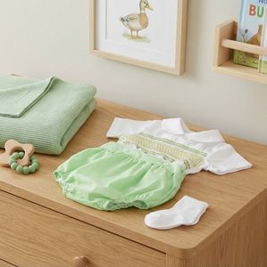 ชุดเสื้อผ้าเด็กทารกแบบคลาสสิค ชุดเสื้อแขนสั้นสีขาวคอปกปีเตอร์แพน และกางเกงบลูเมอร์สีเขียวผ้าฝ้าย ชุดรอมเปอร์เด็กทำมือ - Product Image 4