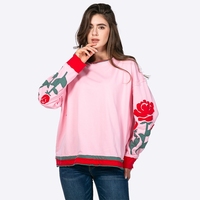 Produsen Sweatshirt Wanita Model Crewneck Lengan Panjang dengan Aplikasi Bunga Mawar, Tepi Raw Edge, Trim Warna Kontras, dan Model Longgar