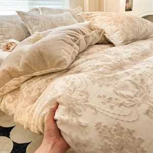 Juego de edredón de terciopelo de leche tallado en otoño, Kit de siete piezas relleno de lana de calidad con funda de edredón de lana de Coral grueso, sábanas cálidas - Product Image 1