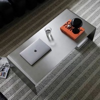 Table basse rectangulaire moderne en acier inoxydable gris pour salon contemporain, hôtel ou appartement
